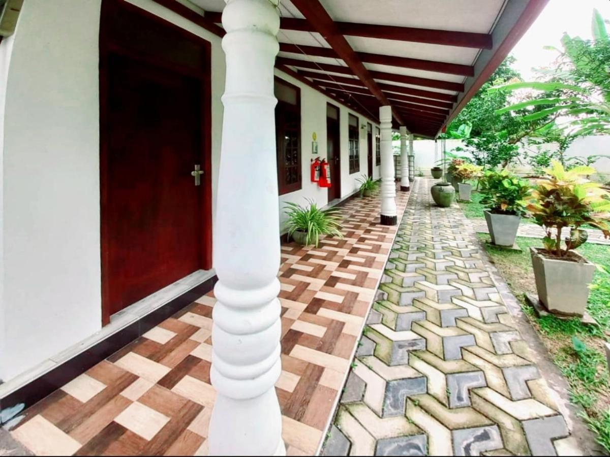 Dinu Lanka Resort Katunayaka Exterior photo