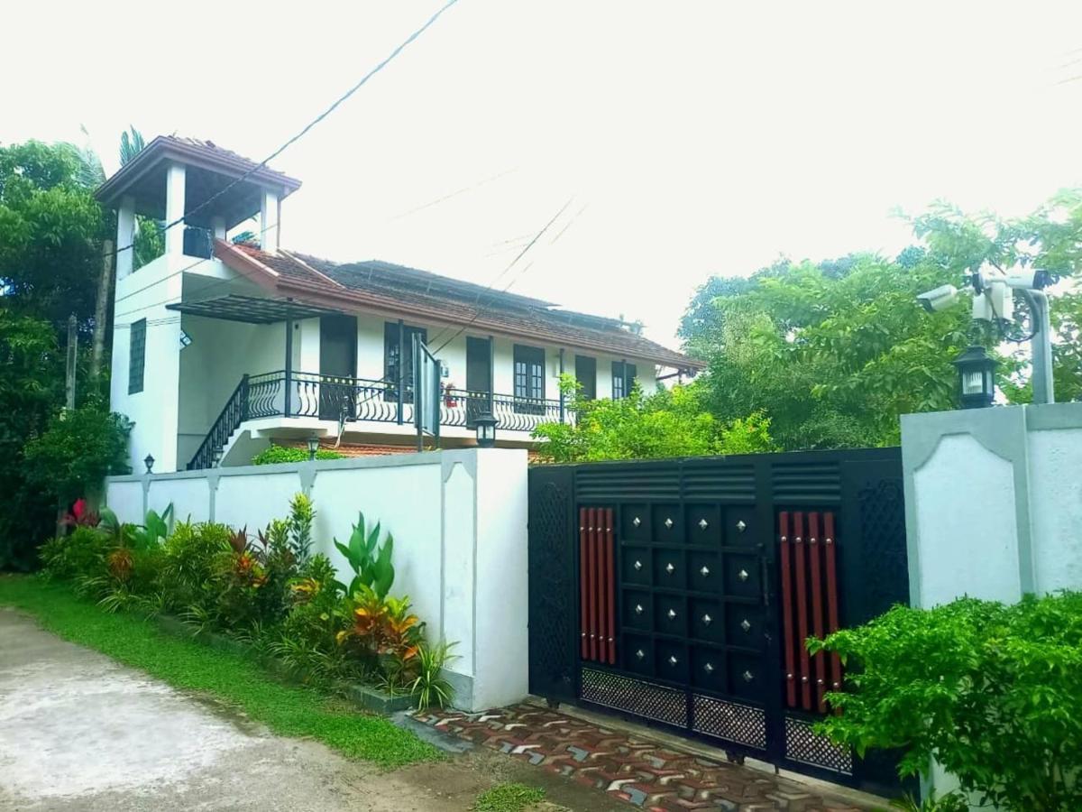 Dinu Lanka Resort Katunayaka Exterior photo