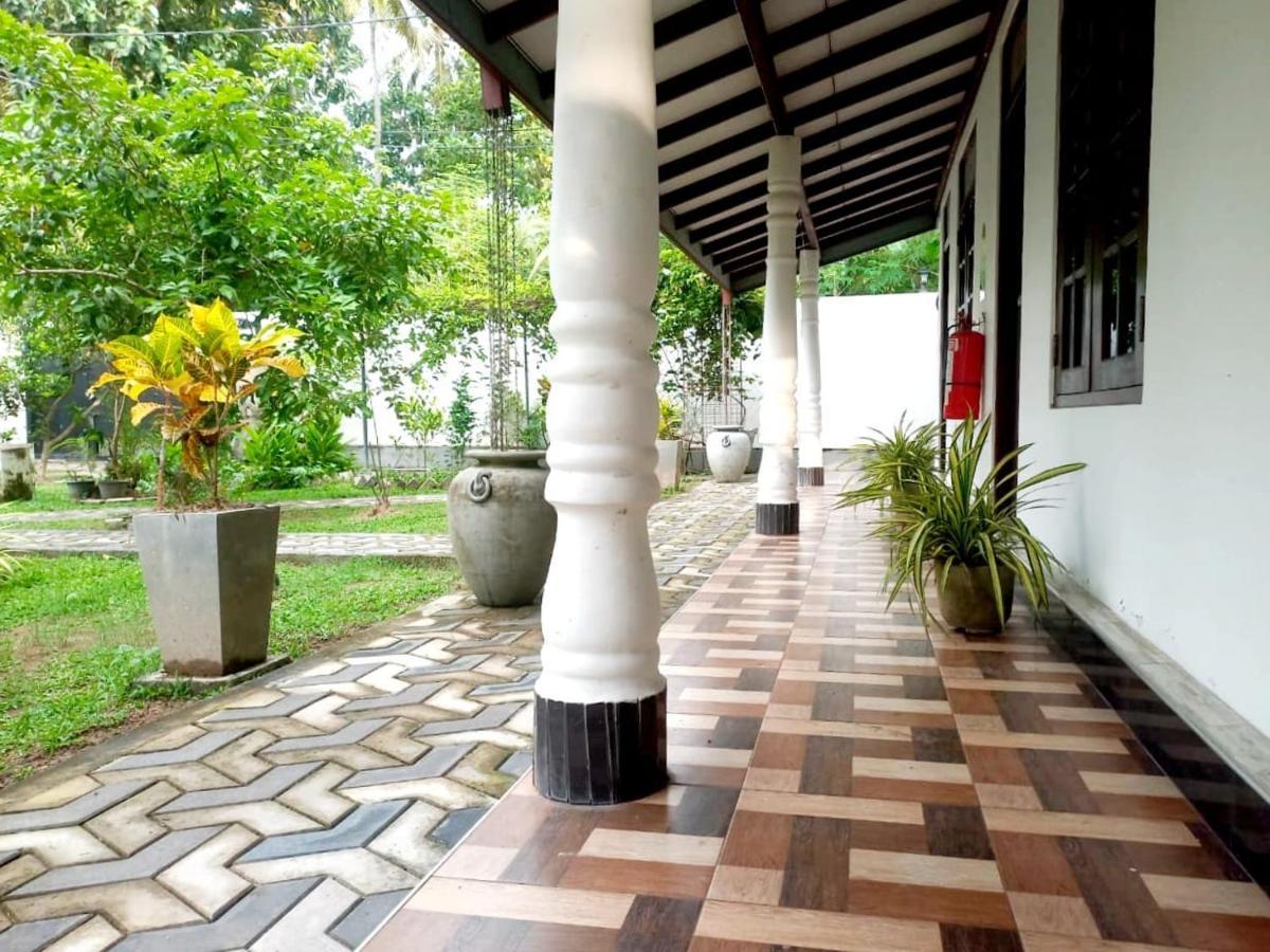 Dinu Lanka Resort Katunayaka Exterior photo