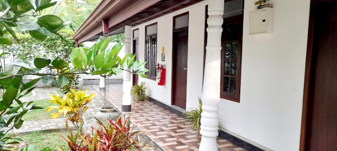 Dinu Lanka Resort Katunayaka Exterior photo