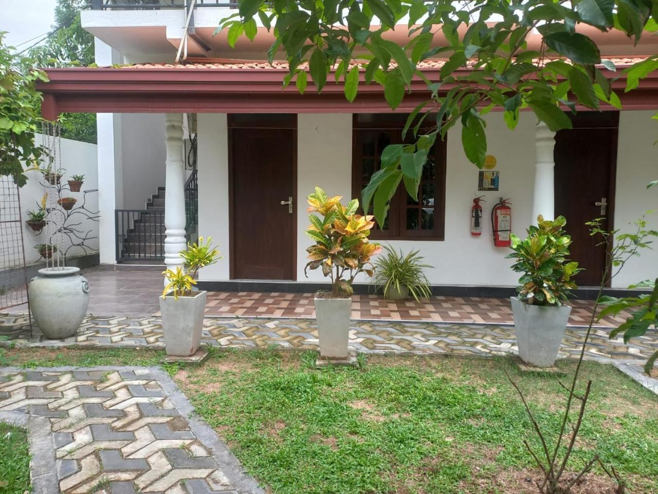 Dinu Lanka Resort Katunayaka Exterior photo